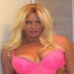 Blonde Versuchung mit Naturtitten Bild