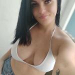 Amanda liebt sinnliche Momente mit Busenerotik und Zungenküssen. Bild